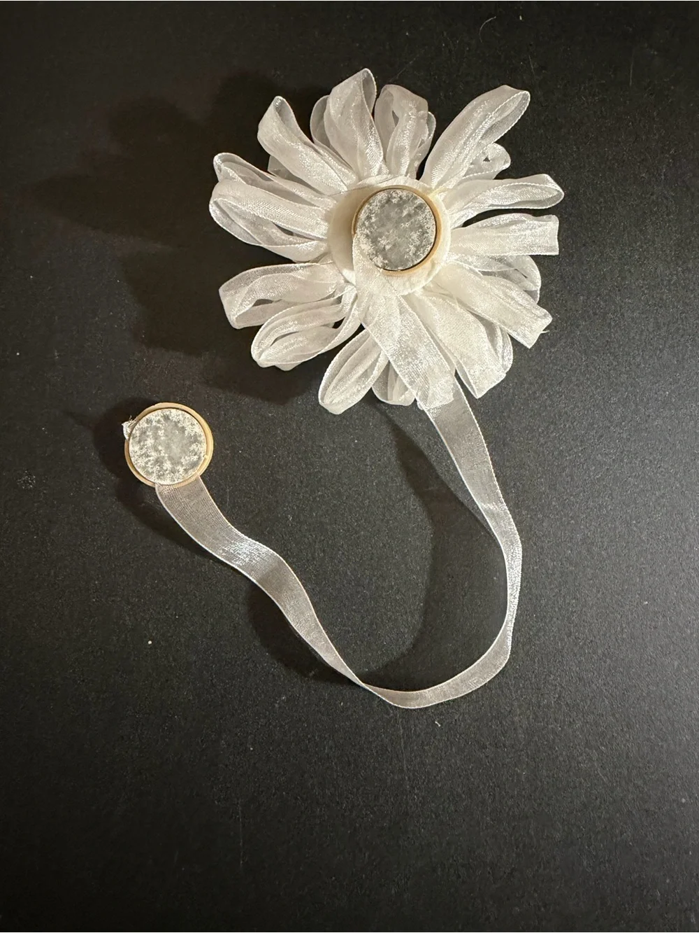 White Floral Ribbon magnetic napkin rings – Pack of 4
